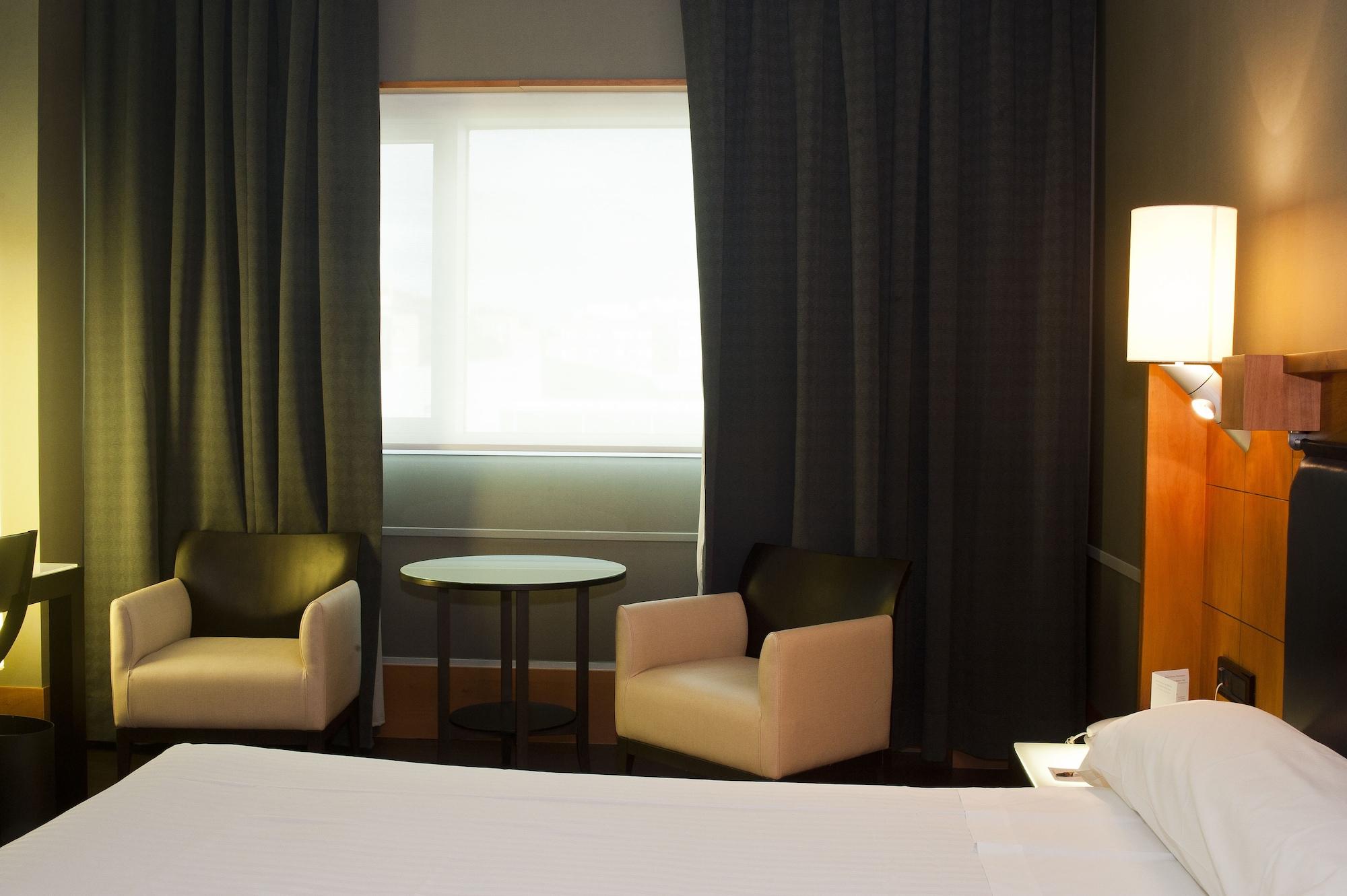 Gran Hotel Lakua Vitoria-Gasteiz Exterior photo A room at the hotel