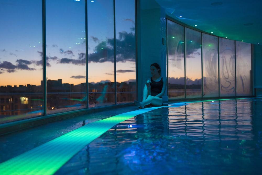 Gran Hotel Lakua Vitoria-Gasteiz Exterior photo The Sky Pool