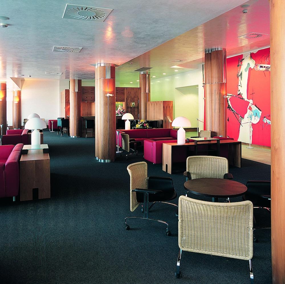 Gran Hotel Lakua Vitoria-Gasteiz Exterior photo The lounge at the airport
