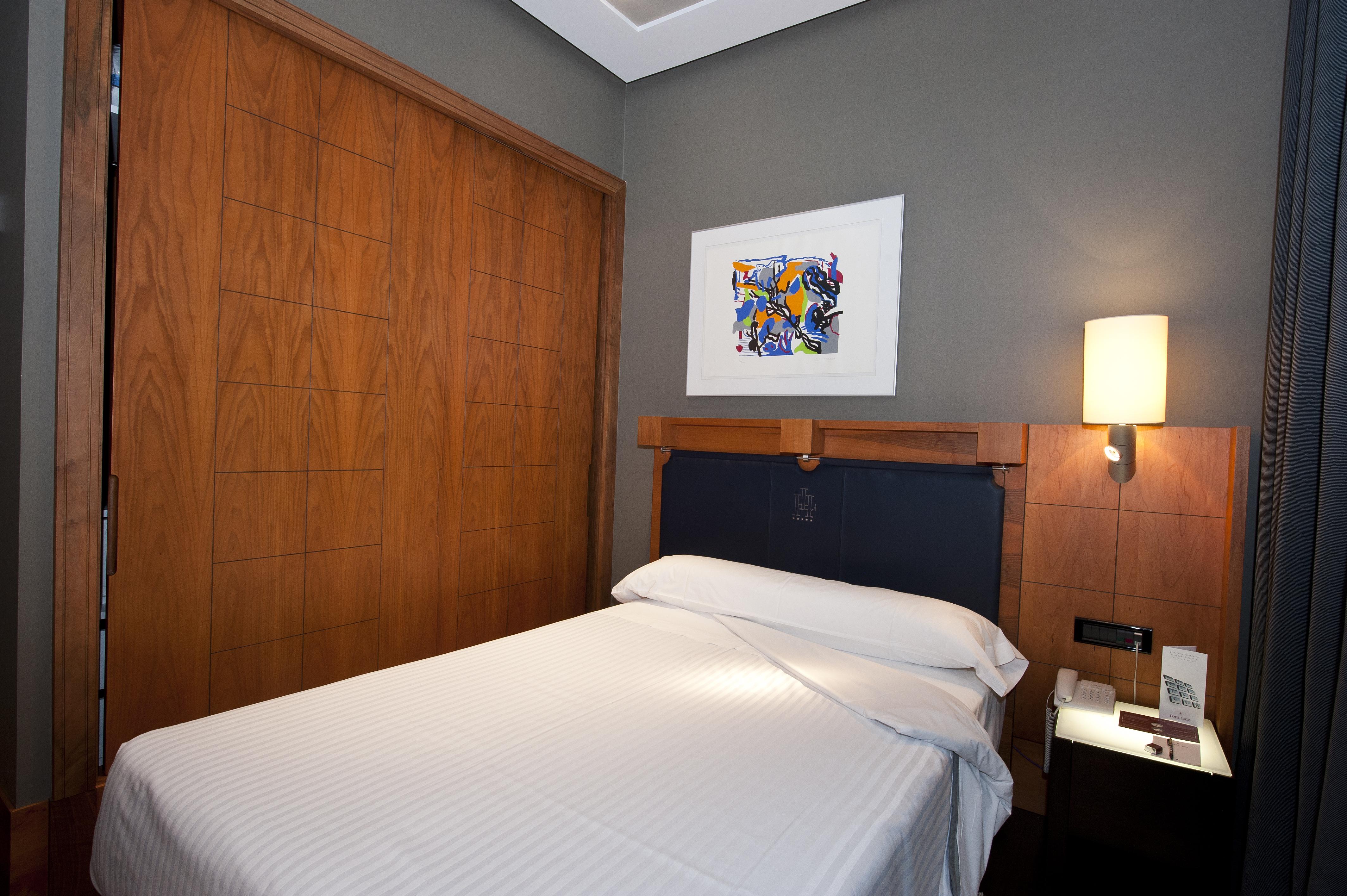Gran Hotel Lakua Vitoria-Gasteiz Exterior photo A room at the hotel