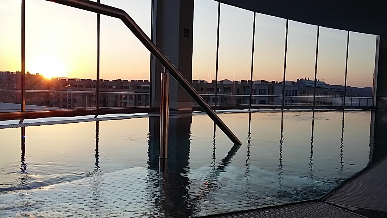 Gran Hotel Lakua Vitoria-Gasteiz Exterior photo The rooftop pool at the hotel