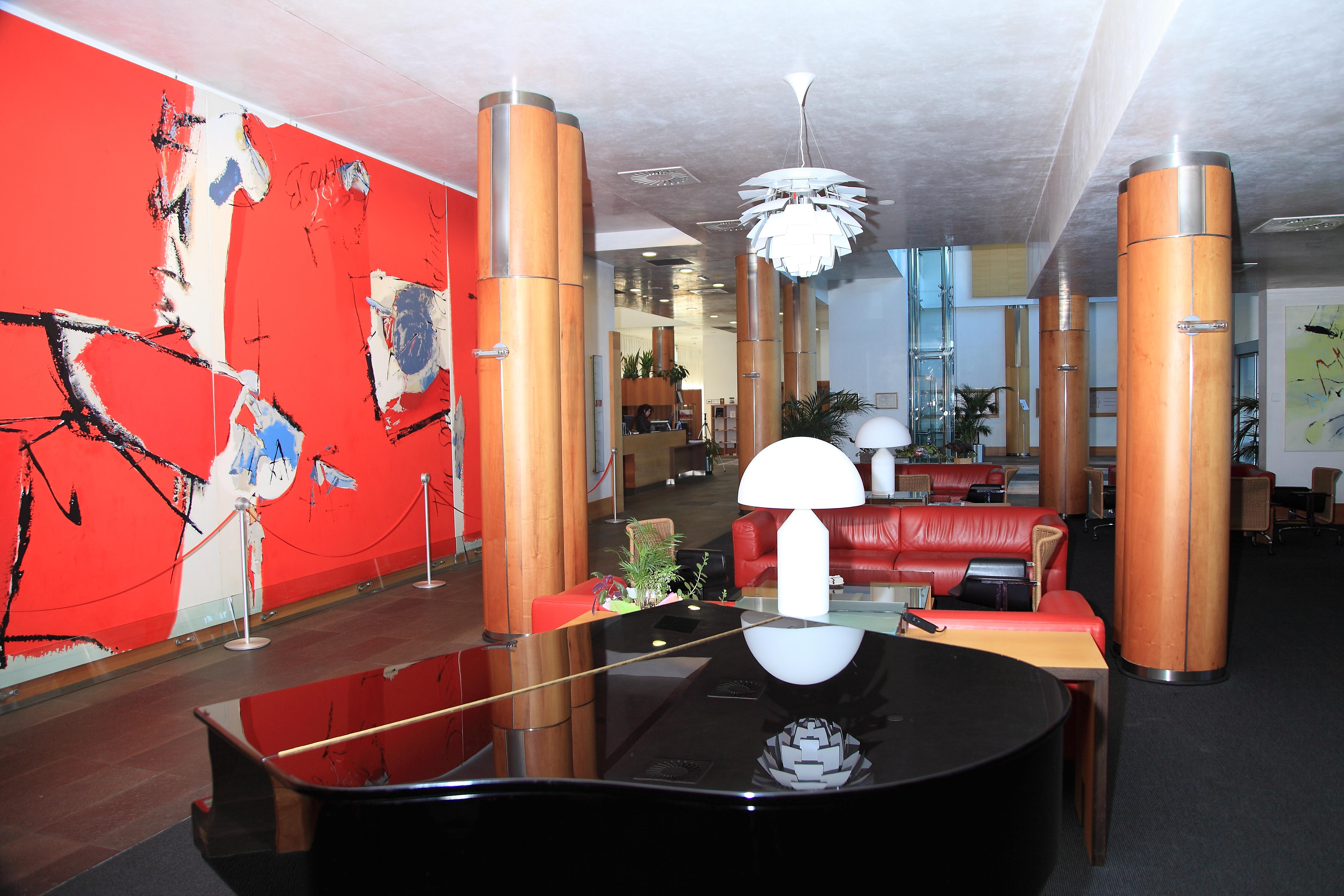 Gran Hotel Lakua Vitoria-Gasteiz Exterior photo The lobby of the hotel