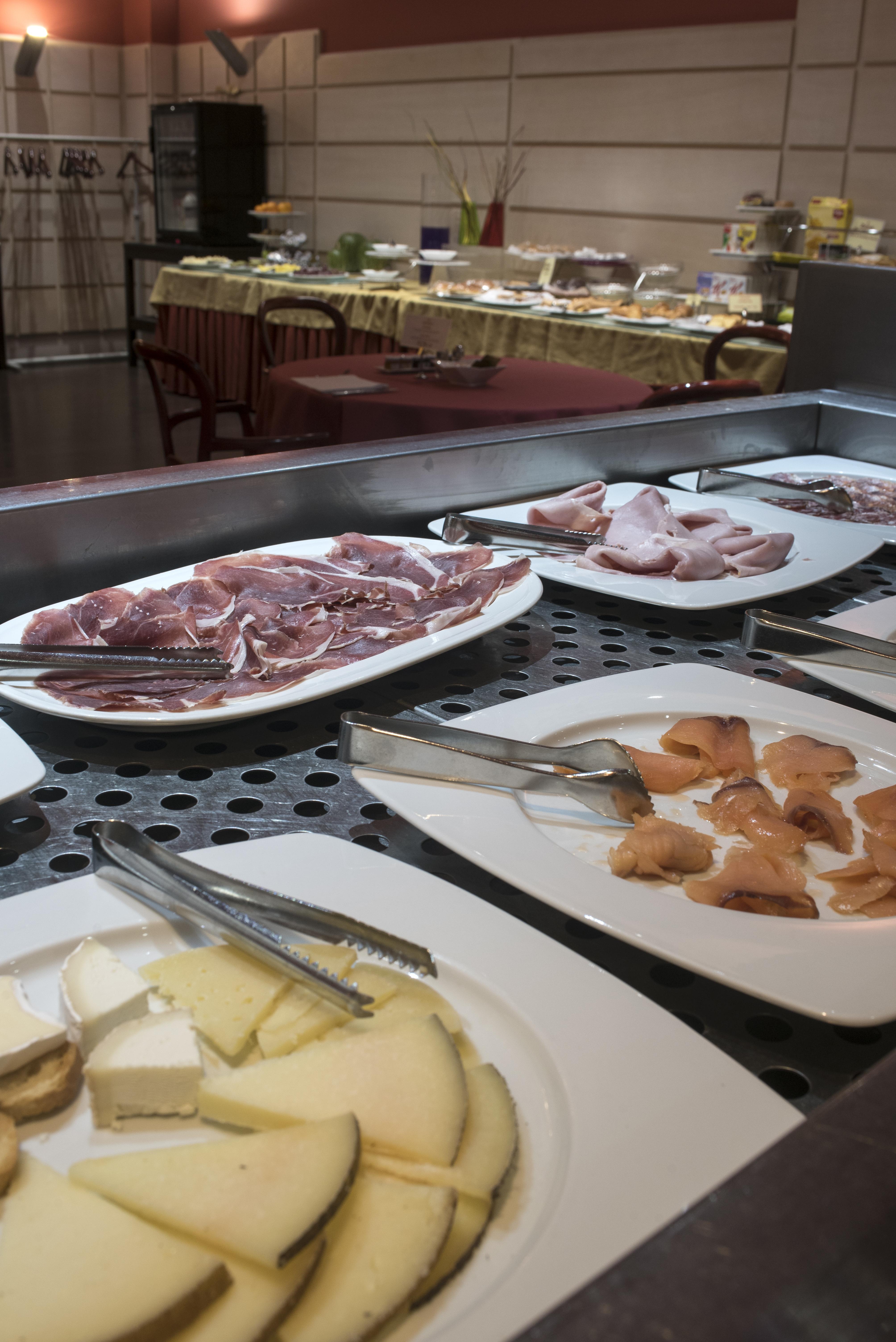 Gran Hotel Lakua Vitoria-Gasteiz Exterior photo Cold cuts