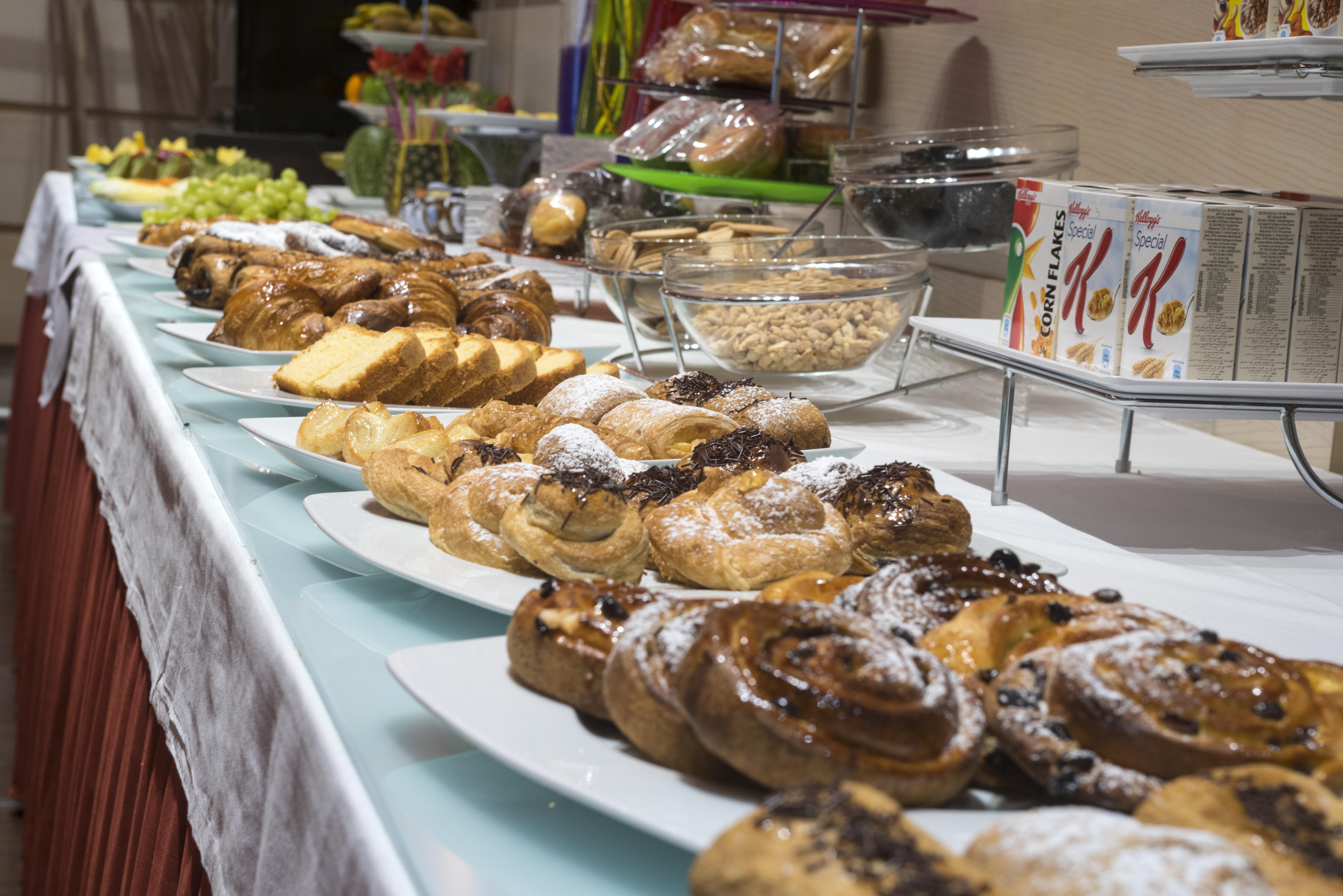 Gran Hotel Lakua Vitoria-Gasteiz Exterior photo A buffet of pastries