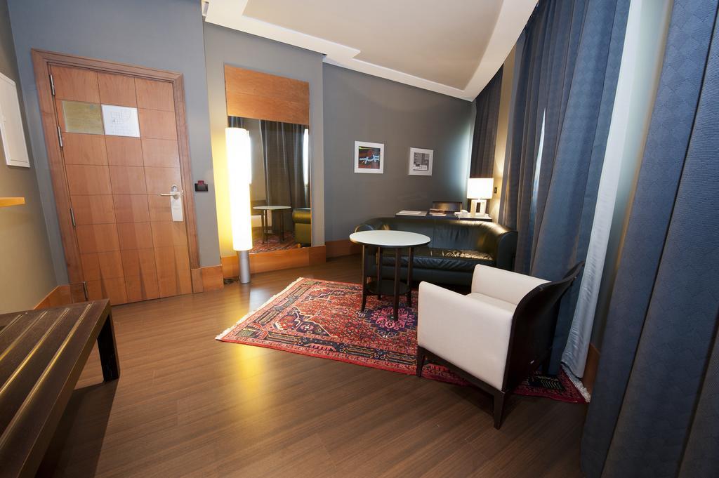 Gran Hotel Lakua Vitoria-Gasteiz Exterior photo A suite at the hotel