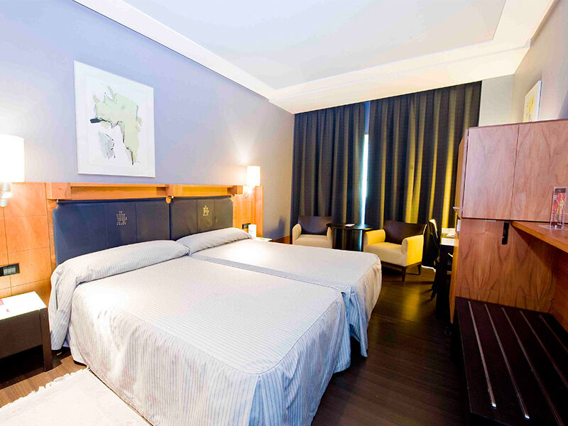 Gran Hotel Lakua Vitoria-Gasteiz Exterior photo A room at the hotel